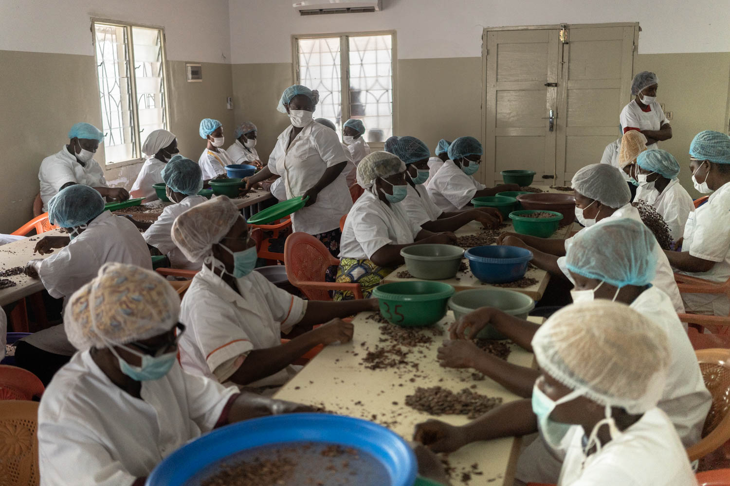 60 women break cocoa beans at Kpalimé's headquarters in Choco Togo.